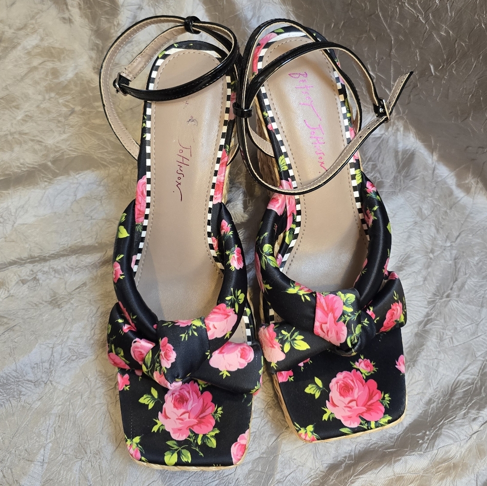 ●$30●TODAY ONLY!! Betsey Johnson Black and Pink Wedge Shoes - Picture 12 of 16